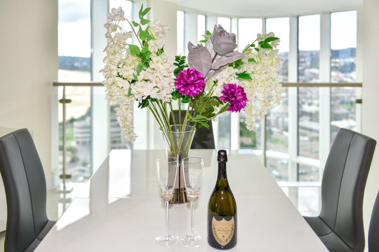 Just Stay Wales - Meridian Quay Penthouses สวอนซี ภายนอก รูปภาพ