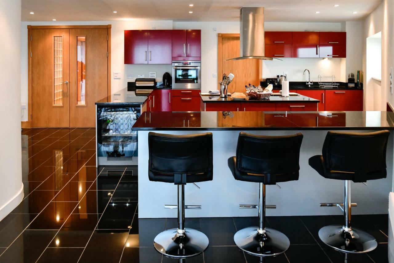 Just Stay Wales - Meridian Quay Penthouses สวอนซี ภายนอก รูปภาพ