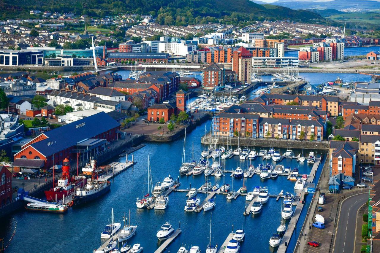 Just Stay Wales - Meridian Quay Penthouses สวอนซี ภายนอก รูปภาพ